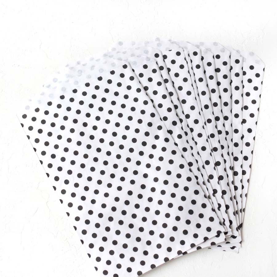 25 paper bags with polka dot pattern, white-black, 18x30 cm - 1