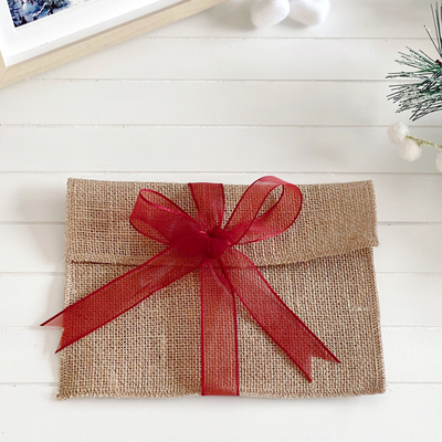 Jute envelope with red ribbon, 14x19 cm / 100 pcs - 1