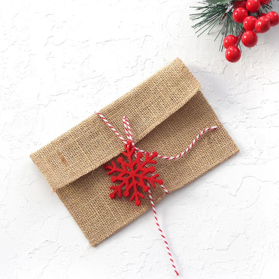 Jute envelope (11x16 cm) with felt motifs, red snowflake / 5 pcs - 1