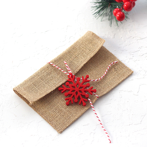 Jute envelope (11x16 cm) with felt motifs, red snowflake / 5 pcs - 4