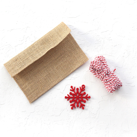 Jute envelope (11x16 cm) with felt motifs, red snowflake / 5 pcs - 3