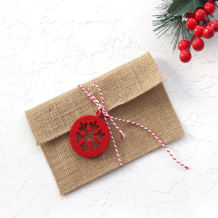 Jute envelope (11x16 cm) with felt motif, red round snowflake / 5 pcs - 1