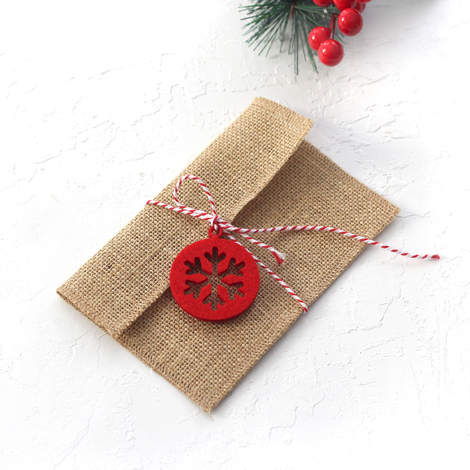 Jute envelope (11x16 cm) with felt motif, red round snowflake / 5 pcs - 4