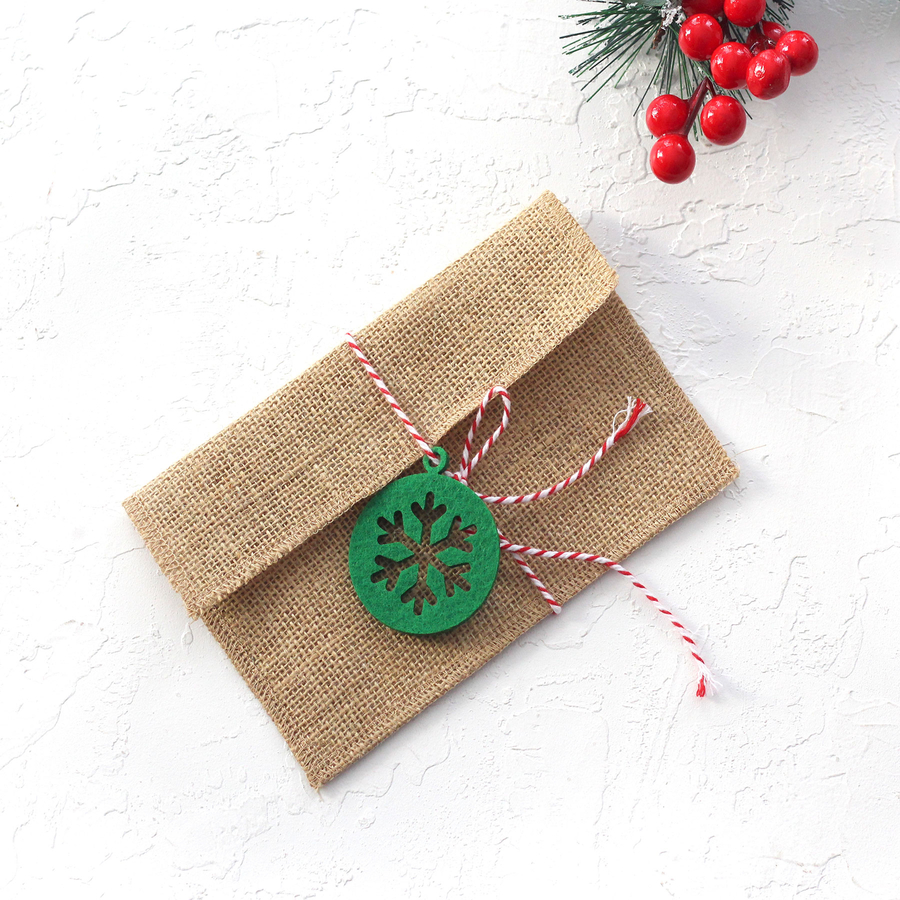 Jute envelope (11x16 cm) with felt motifs, green round snowflake / 5 pcs - 1