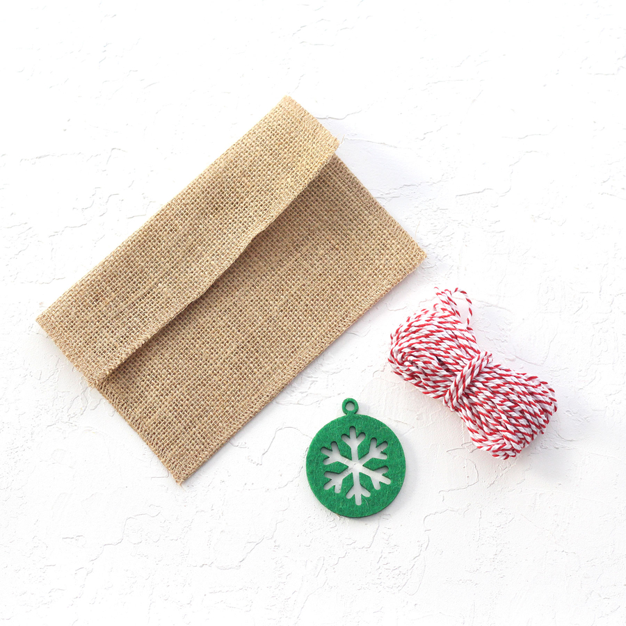 Jute envelope (11x16 cm) with felt motifs, green round snowflake / 5 pcs - 3