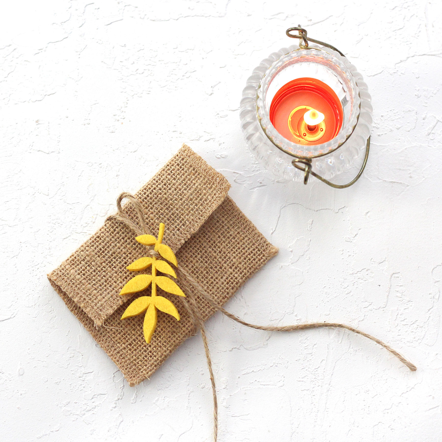 Small jute envelope with felt leaves, 7x10 cm / Yellow (5 pcs) - 1