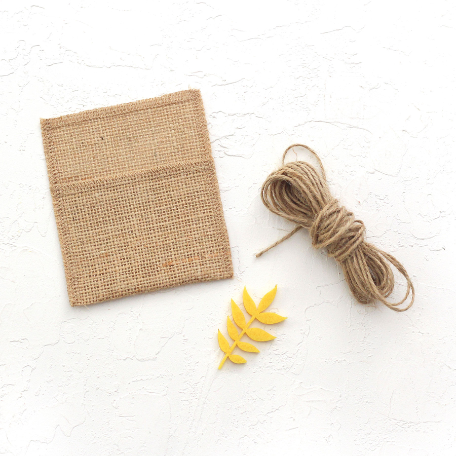 Small jute envelope with felt leaves, 7x10 cm / Yellow (5 pcs) - 3