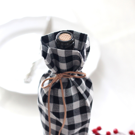 Black checked woven fabric wine bottle cover / 14x34 cm - Bimotif (1)