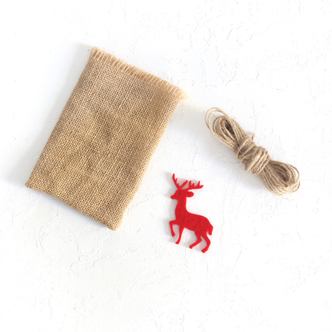 Tasselled jute pouch with felt deer, 10x15 cm / Red (5 pcs) - 3