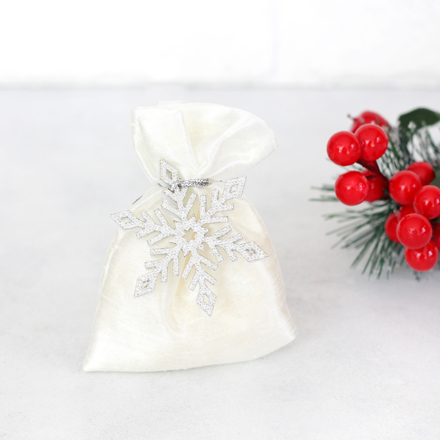 Silver felt snowflake decorated cream Ottoman silk pouch, 9x12 cm / 5 pcs - 1