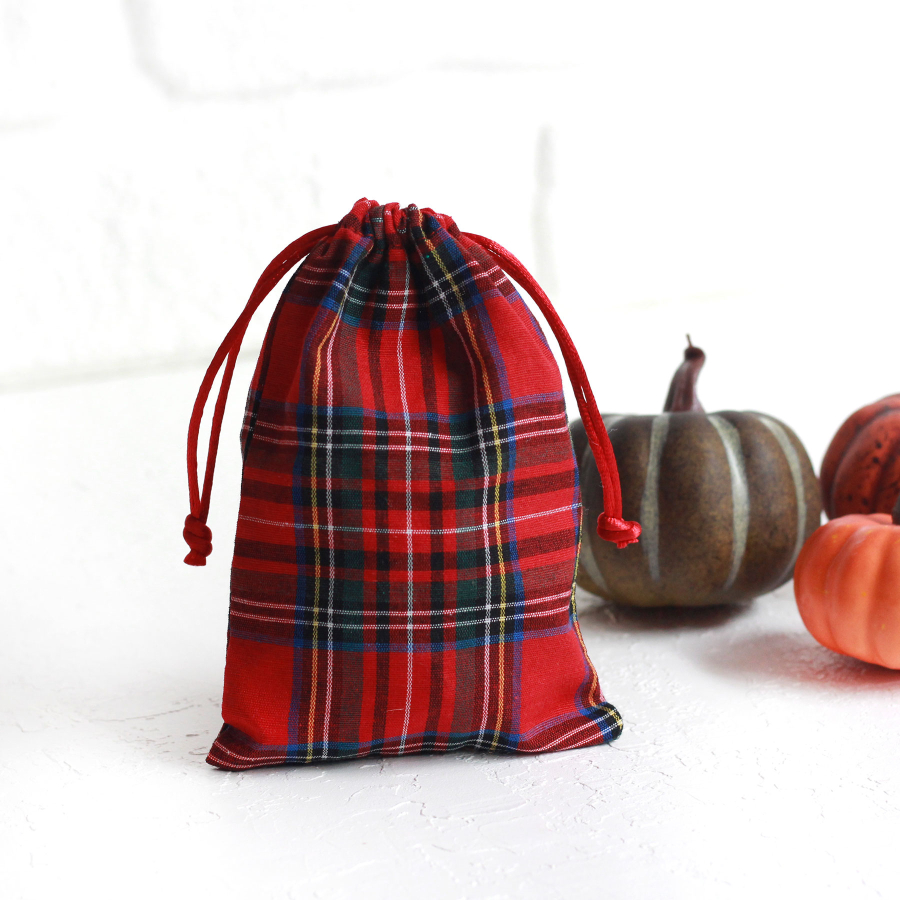 Red plaid Christmas gift pouch with laces, 10x15 cm / 2 pcs - 1