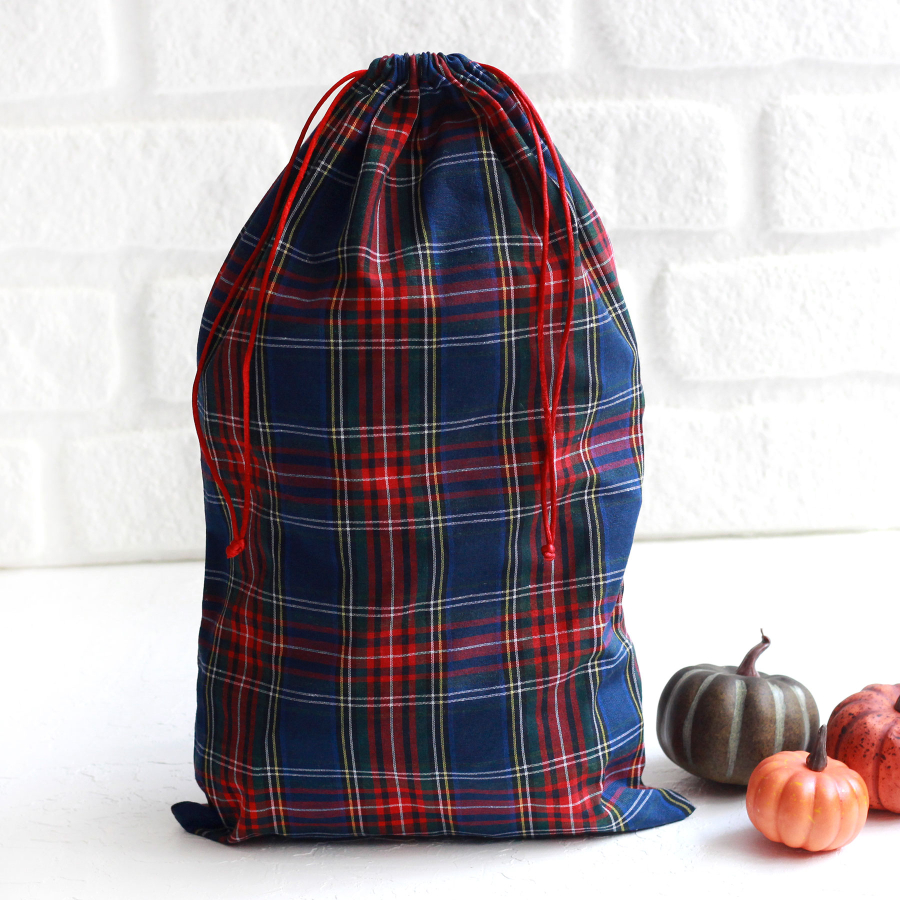 Navy blue plaid Christmas gift pouch with laces, 25x40 cm / 6 pcs - 1