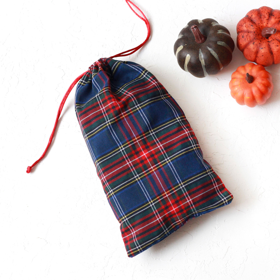 Navy blue plaid Christmas gift pouch with laces, 15x25 cm / 10 pcs - 2