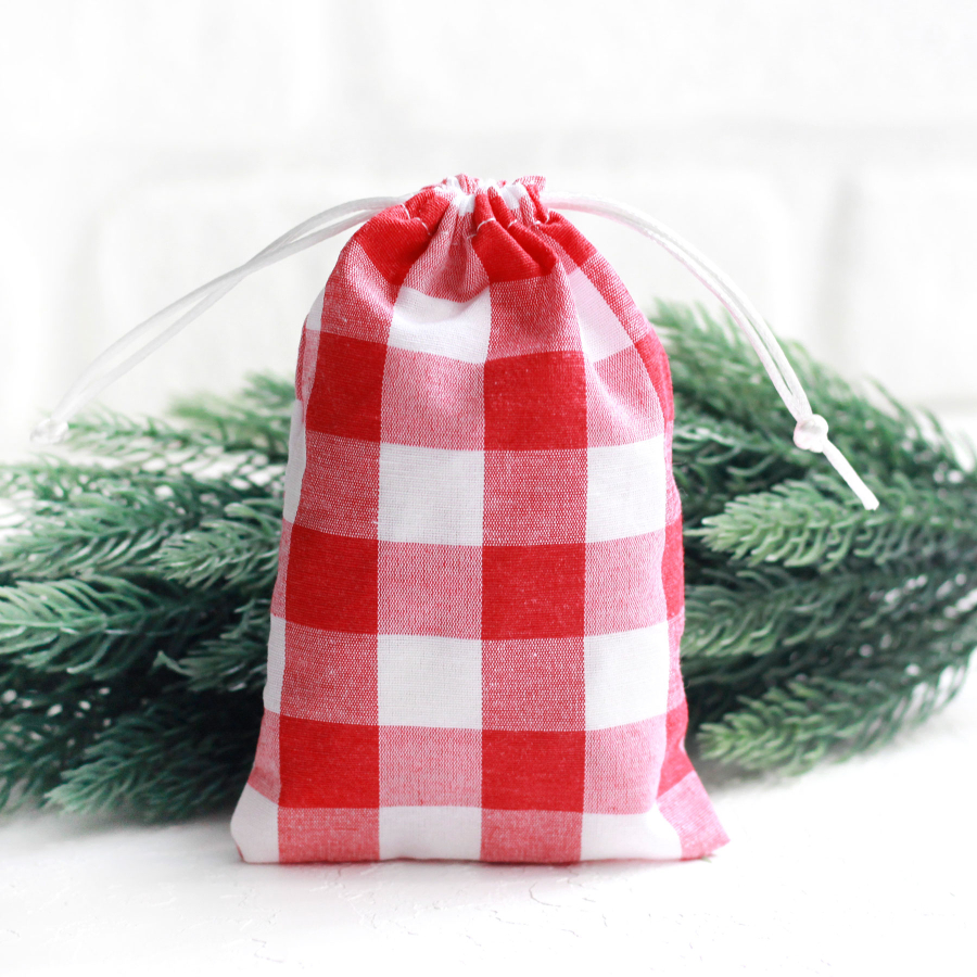 Christmas gift bag in red checked fabric with drawstring closure, 10x15 cm / 10 pcs - 1