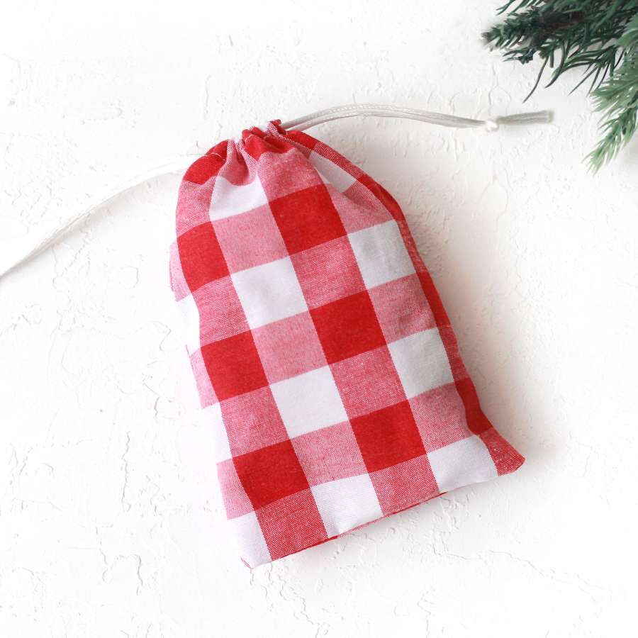 Christmas gift bag in red checked fabric with drawstring closure, 10x15 cm / 10 pcs - 2