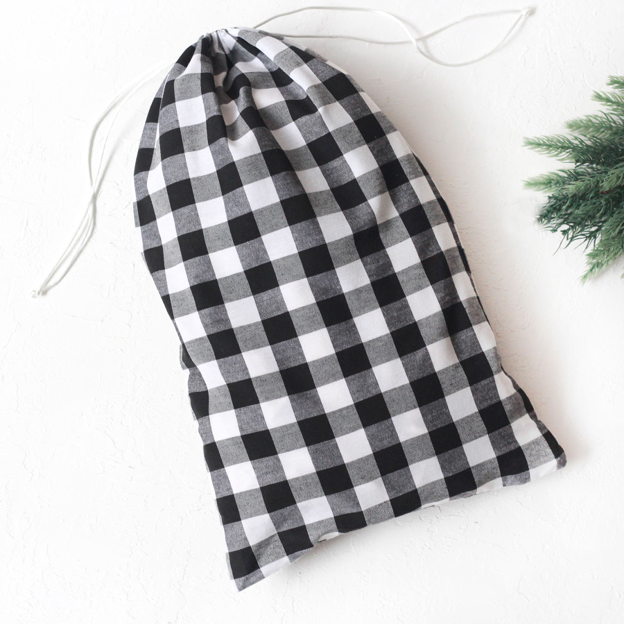 Christmas gift bag in black checked fabric with drawstring closure, 25x40 cm / 6 pcs - 2