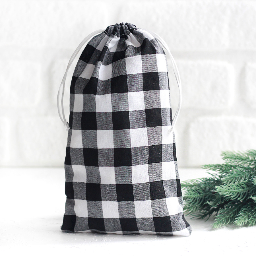 Christmas gift bag in black checked fabric with drawstring closure, 15x25 cm / 10 pcs - 1