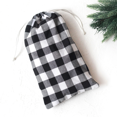 Christmas gift bag in black checked fabric with drawstring closure, 15x25 cm / 10 pcs - 2