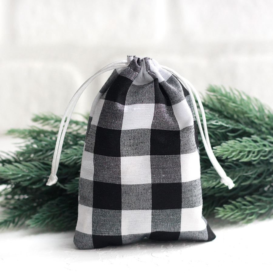 Christmas gift bag in black checked fabric with drawstring closure, 10x15 cm / 2 pcs - 1