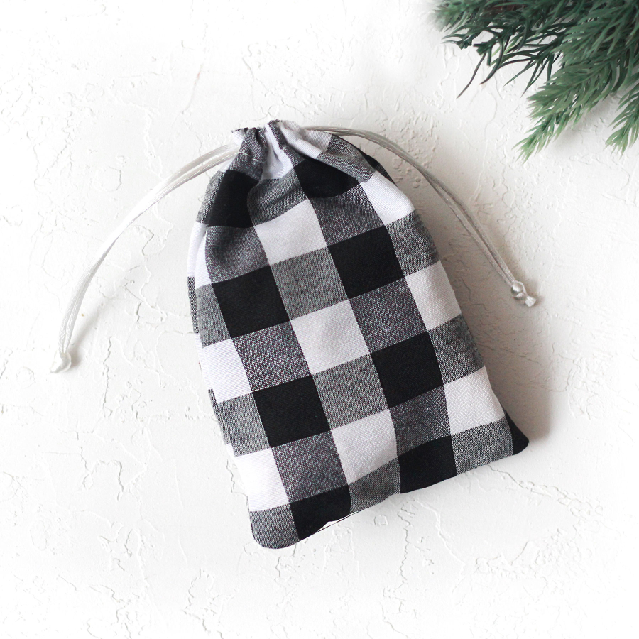 Christmas gift bag in black checked fabric with drawstring closure, 10x15 cm / 2 pcs - 2