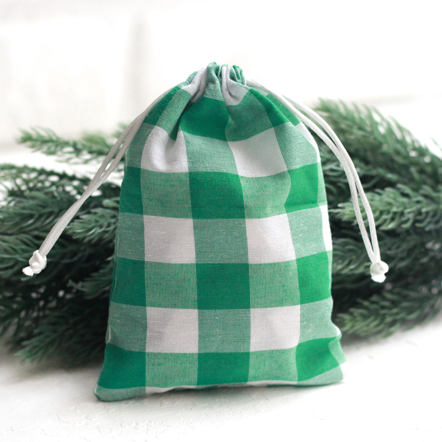 Christmas gift bag in green checked fabric with drawstring closure, 10x15 cm / 10 pcs - 1