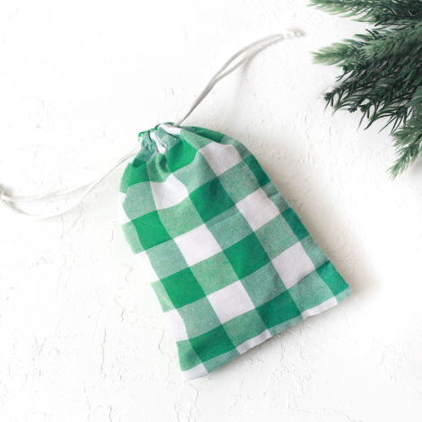 Christmas gift bag in green checked fabric with drawstring closure, 10x15 cm / 10 pcs - 2