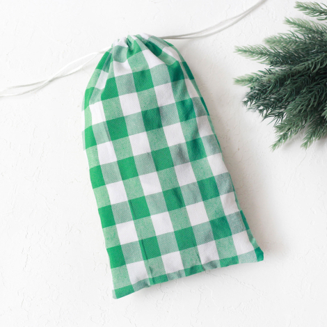 Christmas gift bag in green checked fabric with drawstring closure, 15x25 cm / 2 pcs - 2