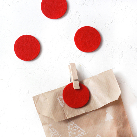 Felt circle-shaped ornament, red / 10 pcs - 2