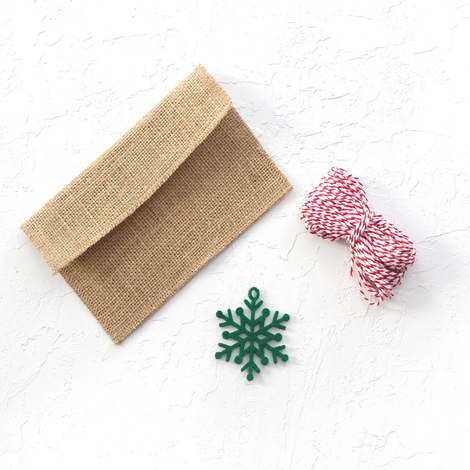 Jute envelope (11x16 cm) with felt motifs, green snowflake / 2 pcs - 2