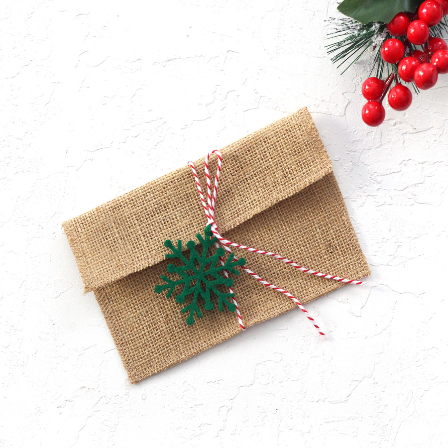 Jute envelope (11x16 cm) with felt motifs, green snowflake / 2 pcs - 1