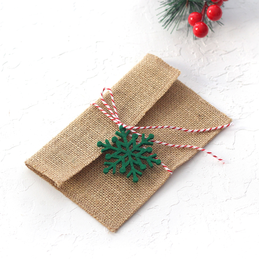 Jute envelope (11x16 cm) with felt motifs, green snowflake / 2 pcs - 3