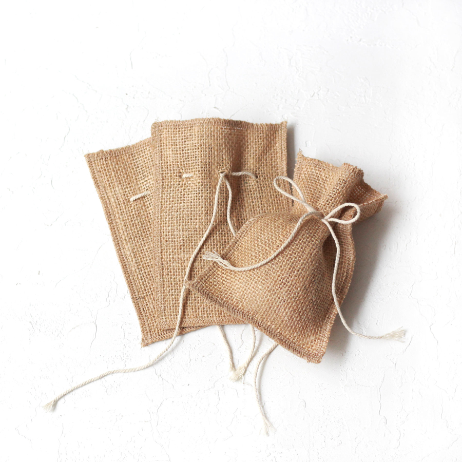 Overlocked jute pouch with twist drawstring, 10x15 cm / 10 pcs - 4