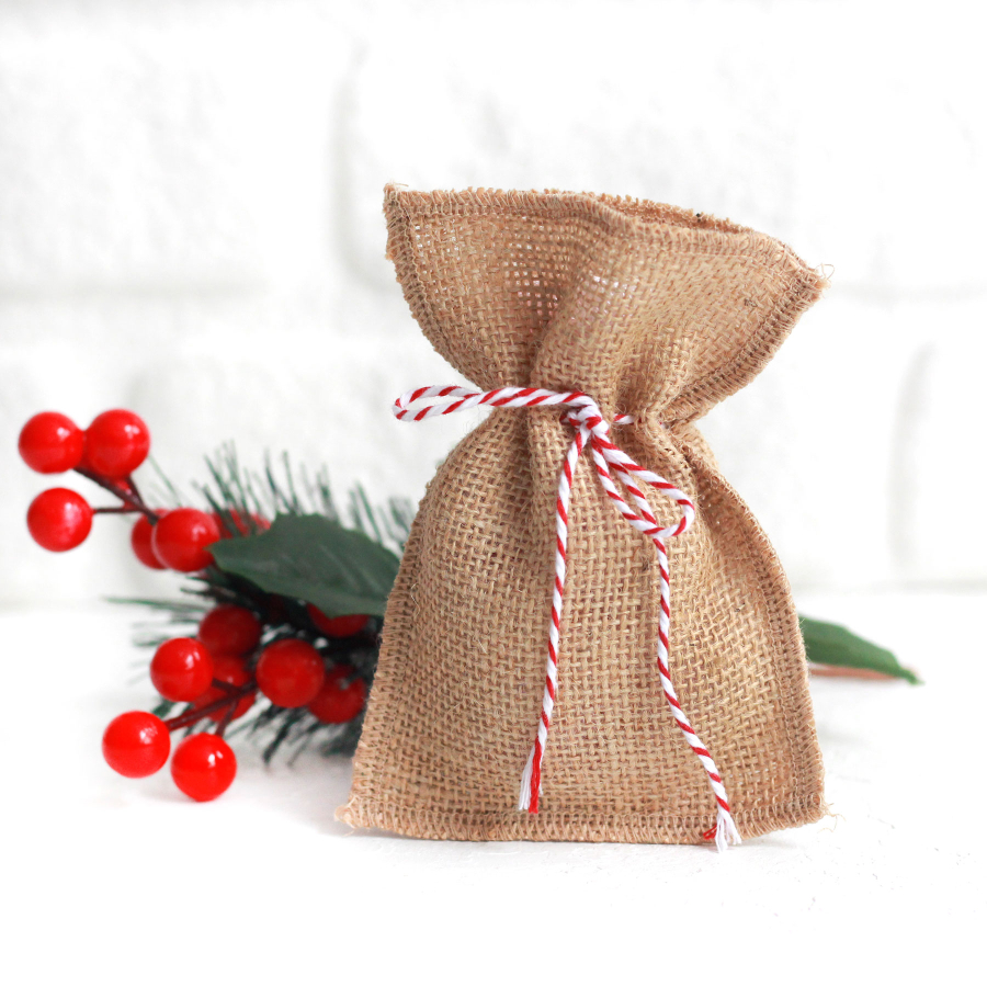 Overlocked jute pouch with red and white drawstring, 10x15 cm / 10 pcs - 1