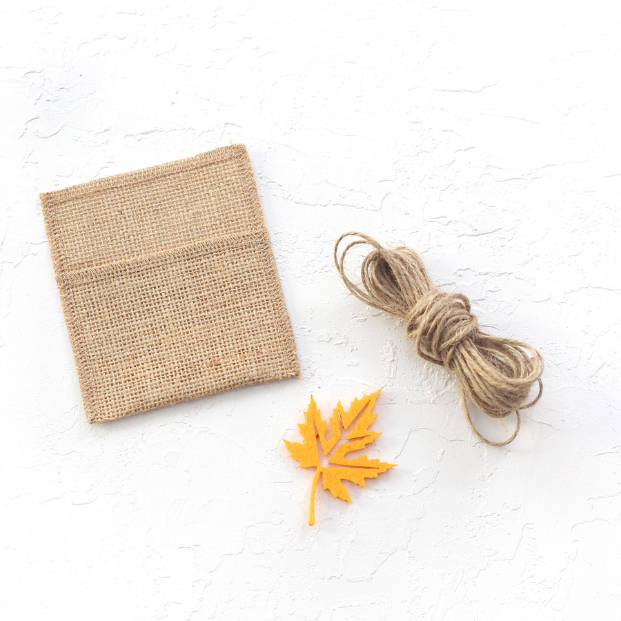 Small jute envelope with felt leaves, 7x10 cm / Orange (20 pcs) - 4