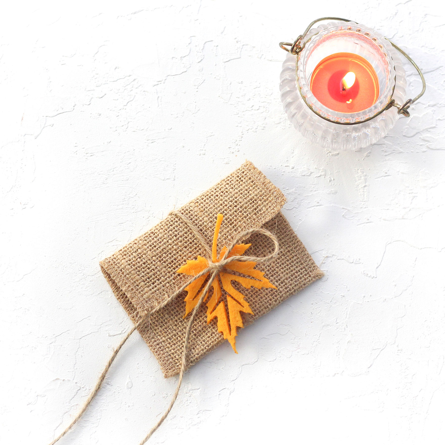 Small jute envelope with felt leaves, 7x10 cm / Orange (20 pcs) - 1