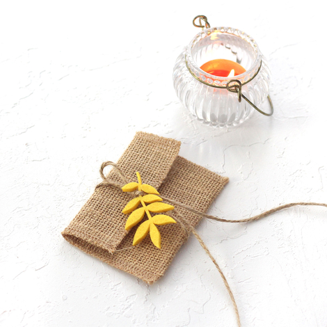 Small jute envelope with felt leaves, 7x10 cm / Yellow (20 pcs) - 4