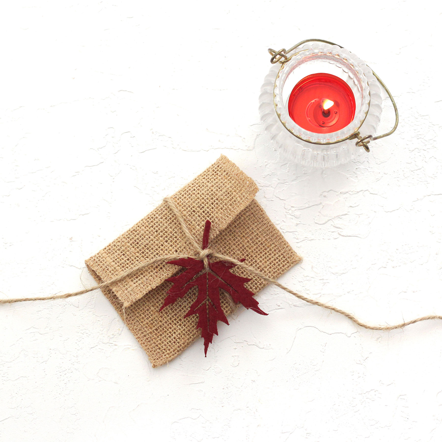 Small jute envelope with felt leaves, 7x10 cm / Burgundy (20 pcs) - 3